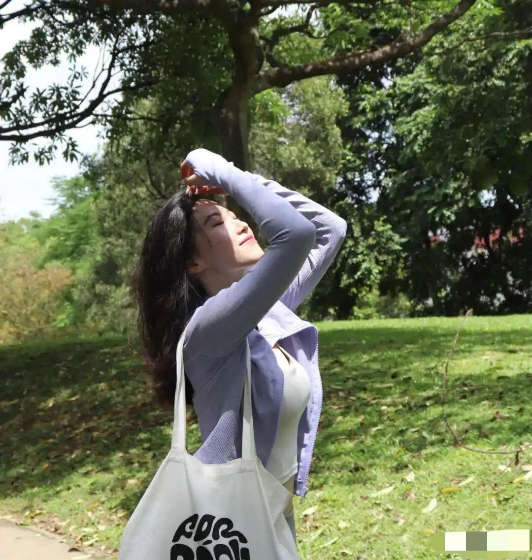今天阳光多么好，
空气清新青青草。
和我一起去森林，
无忧无虑无烦恼。
世事无常