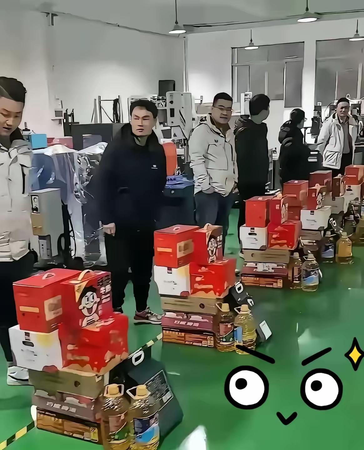 家人们！今天刷到个离谱的！公司发年货福利堆成小山，员工却个个满脸不情愿，有人吐槽
