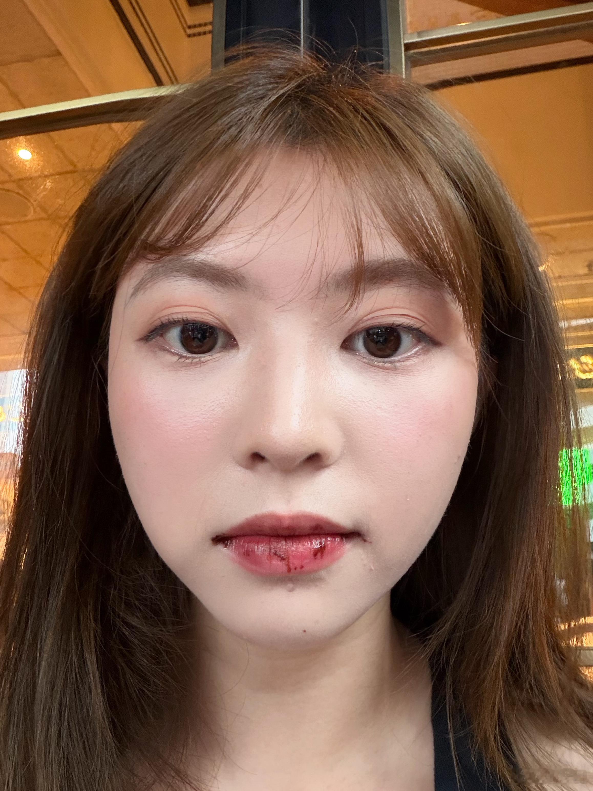 我在吃面包呢 有一个外国人路过我对我笑了一下 我也对她笑了一下 然后打开相机发现