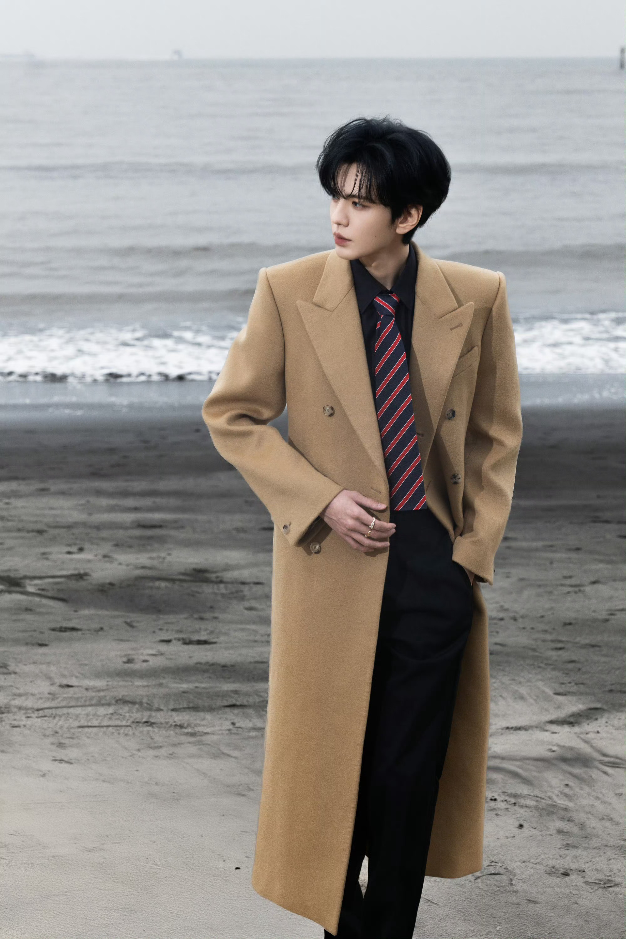 毕雯珺帅得我有心事了 毕雯珺今天这身浅棕色大衣造型帅成啥样了，身材气质自带高级感