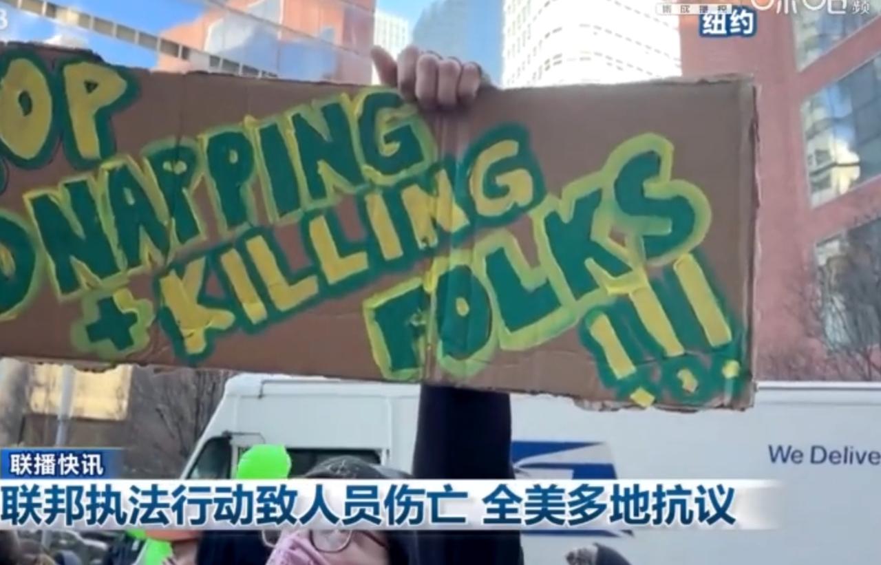 纽约街头的抗议标语写满愤怒，波特兰夜晚的防暴警察严阵以待，联邦执法行动的伤亡事件