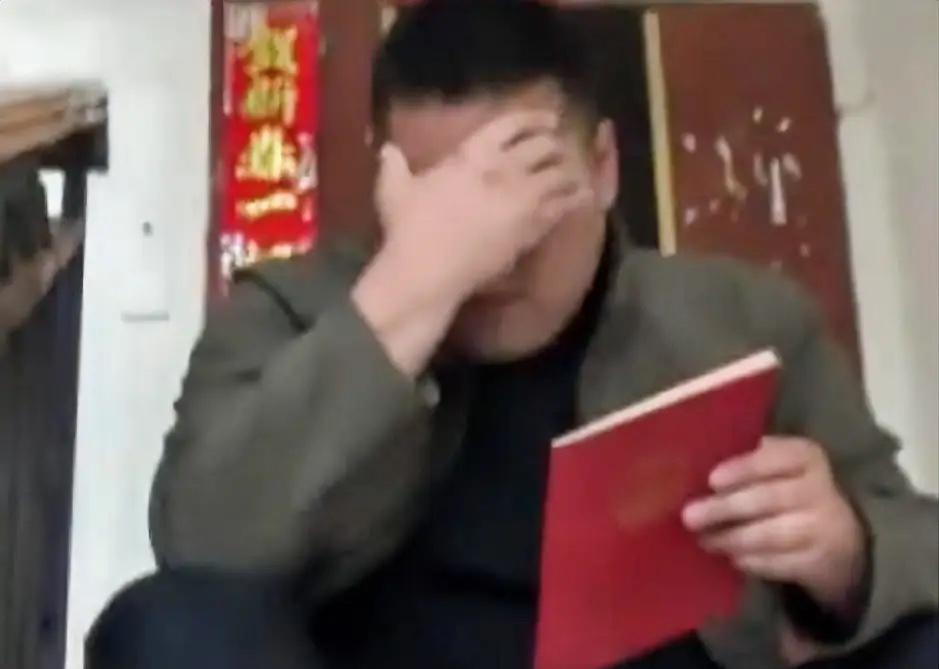 太坑了！四川成都，男子杨东花光北漂十几年的全部积蓄，终于买下一套法拍房。他满心欢