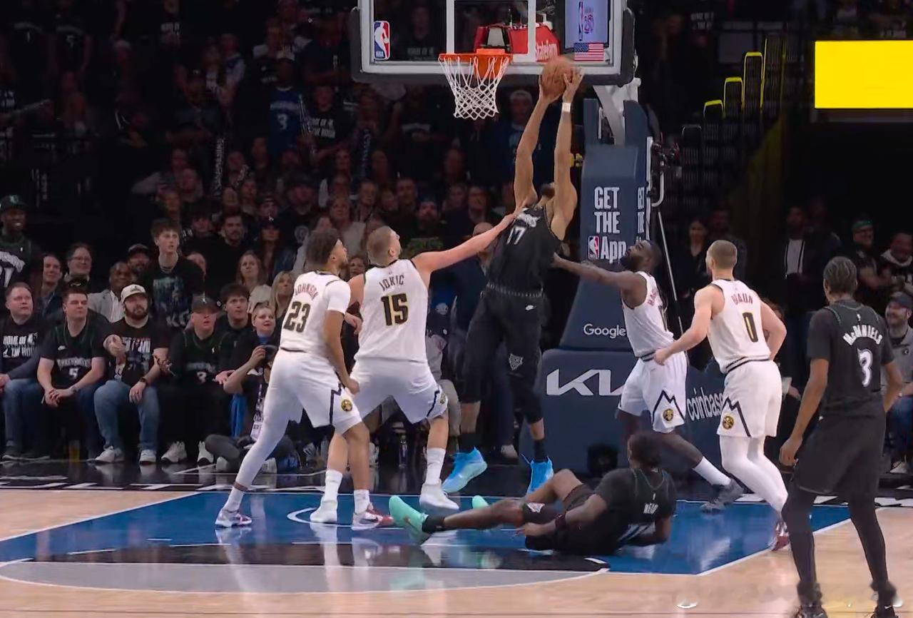 “埃菲尔铁塔”戈贝尔NBA森林狼半场折损两员大将森林狼拼尽最后一颗子弹