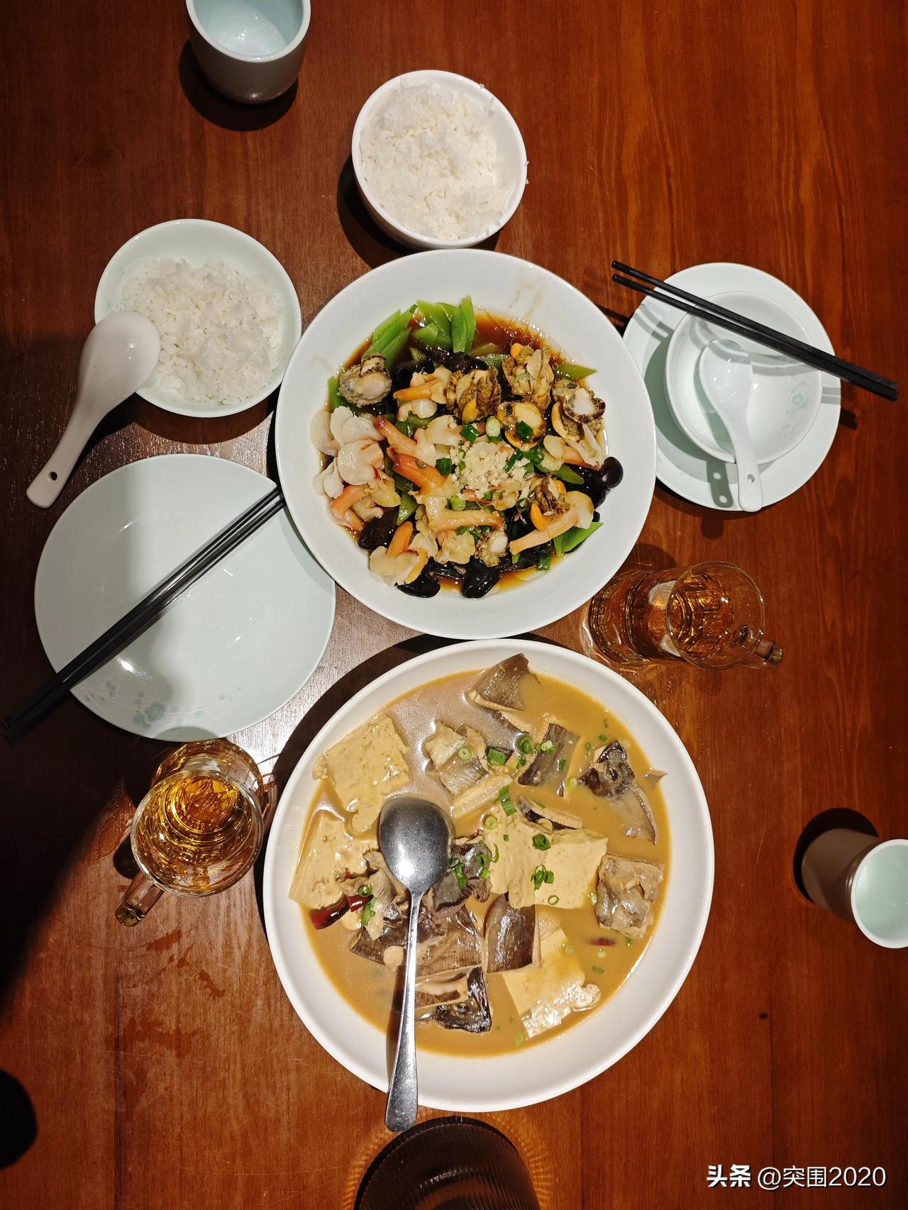 我发现在饭店做一个大堂经理可真不是一件容易的事儿，必须脑袋反应的快，应变能力需要