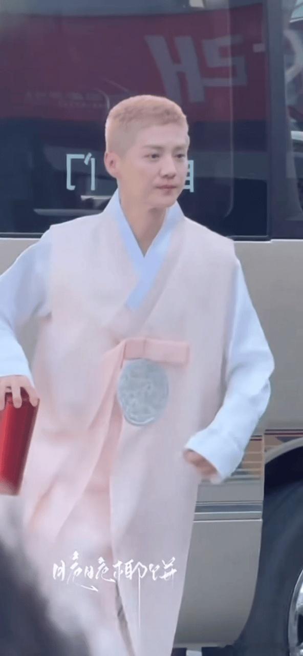 鹿晗粉色朝服是自己选的鹿晗一直在going 别人在想办法吃美食，鹿晗却脱了外套穿