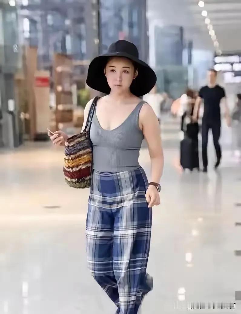哇塞！李小萌未免对自己的身材也太过自信了吧！

这臂粗，腰粗，小肚腩的，还非要穿
