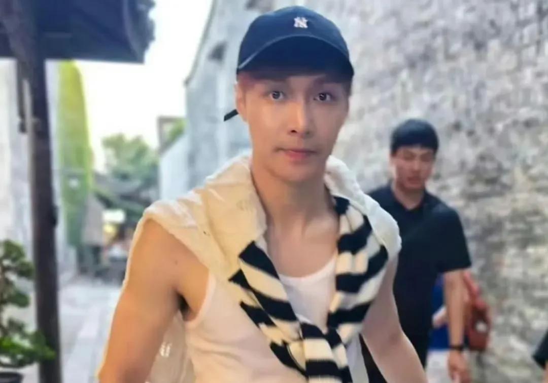 张艺兴在乌镇排队买包子的图，我盯着屏幕愣了三秒——这哥们儿是自带反光板出门的吗？