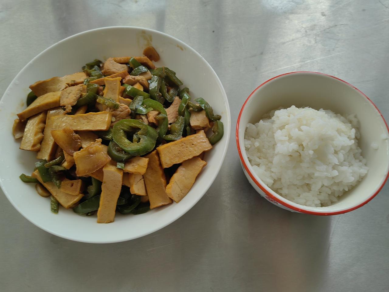 有滋有味的烟火人间，自己做的家常饭菜，最是抚慰身心和肠胃。
九月，你好呀！