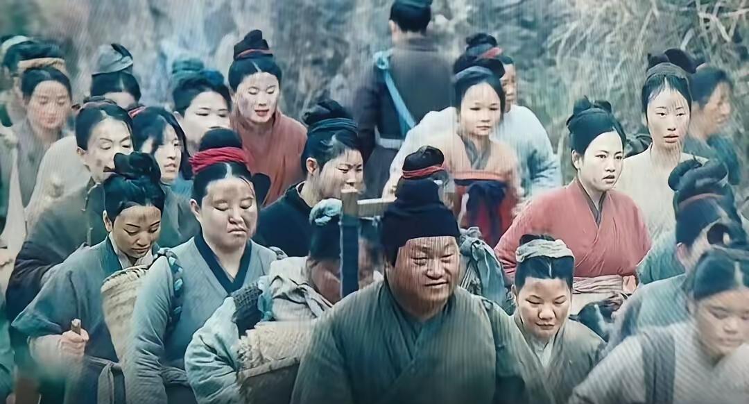 一层层涂黑的粉底，盖不住满脸的胶原蛋白。
横店的导演快被逼疯了，不是因为演技，是