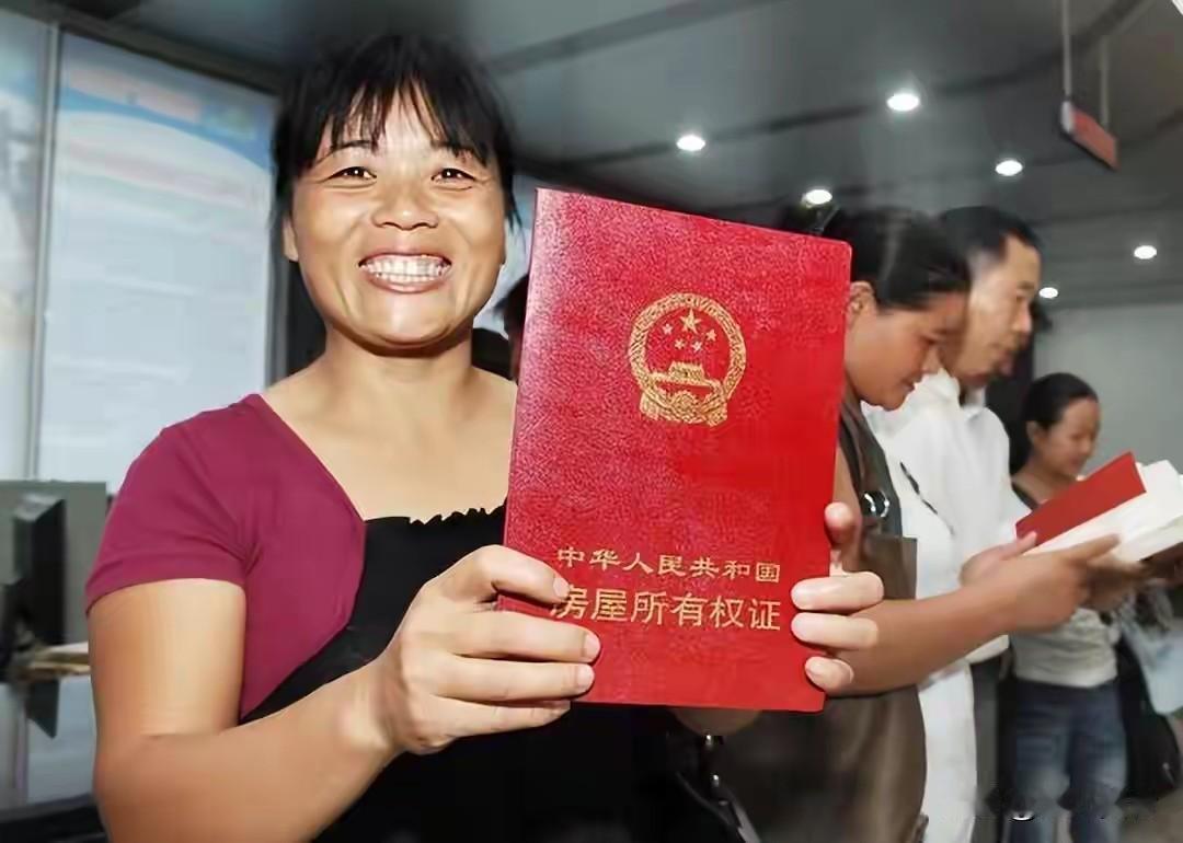 房子70年满期后归谁？国家已经给出回应，专家：最好别写夫妻名字
 
在房产认知中