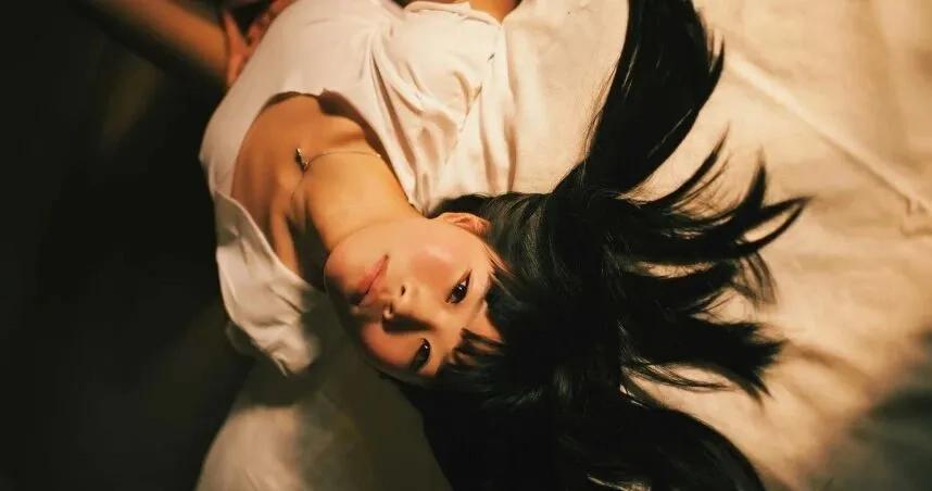 在越南安江省，一位年仅16岁的花季少女，只因在社交软件上发布了一张私密照片，便被