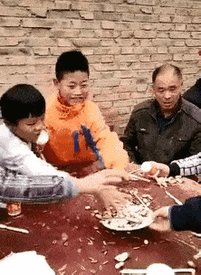 农村孩子吃酒席的快乐，可能城市孩子不会体会到吧。
