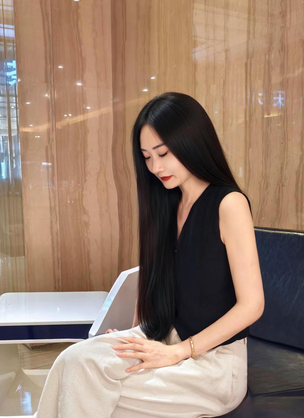 不当牛马的时候，拍点美美的照片，感受无所事事的快乐！今日份极简穿搭 穿搭的尽头是