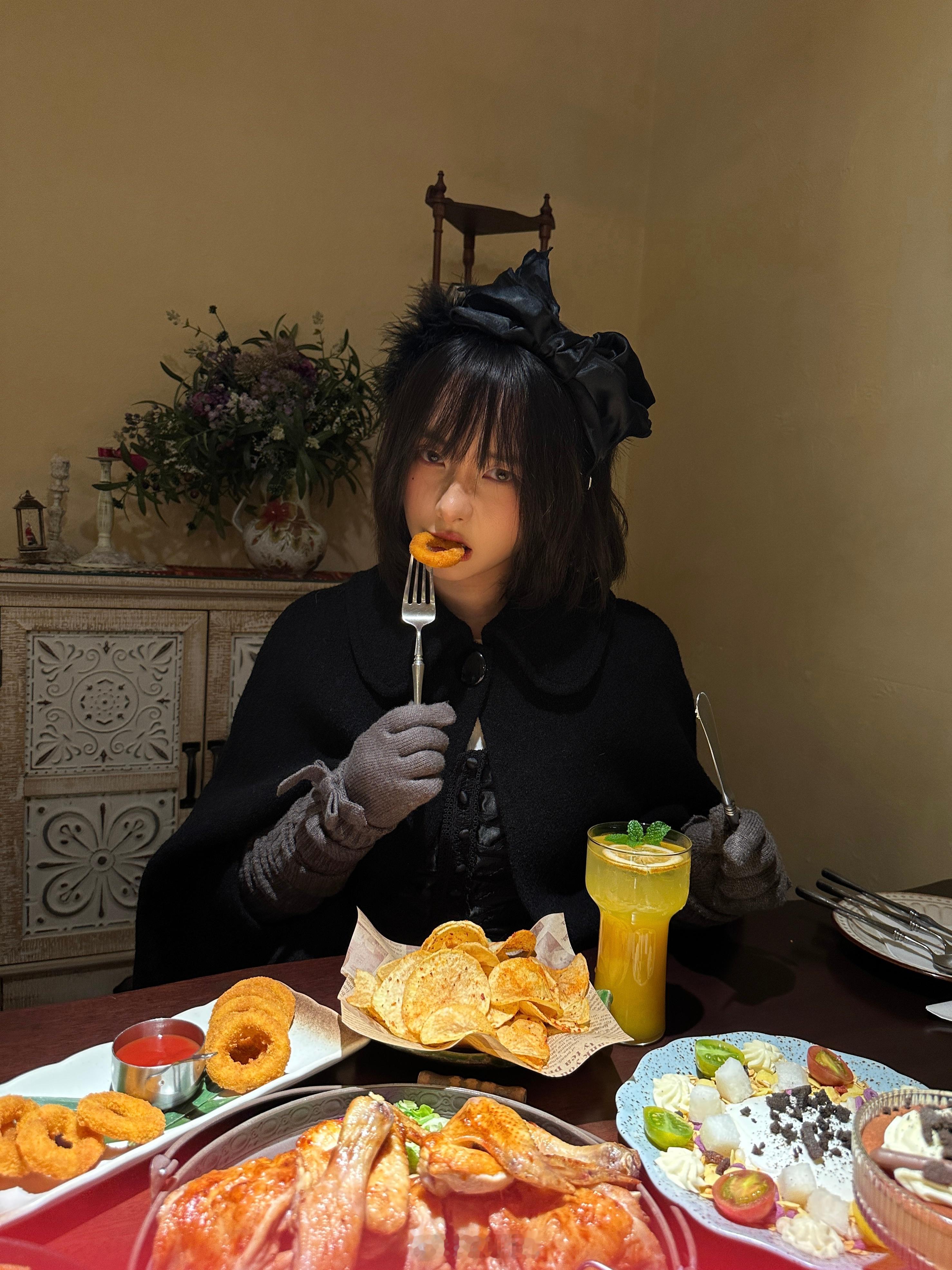 和姐姐的约会日偶是暴食大魔王 吃完回家撑到想吐狐兔太好磕了99