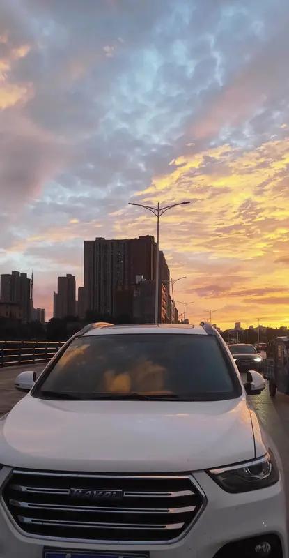 想买车代步，哈弗H6是个不错的选择。它在国内SUV市场那可是有口皆碑，销量常年名