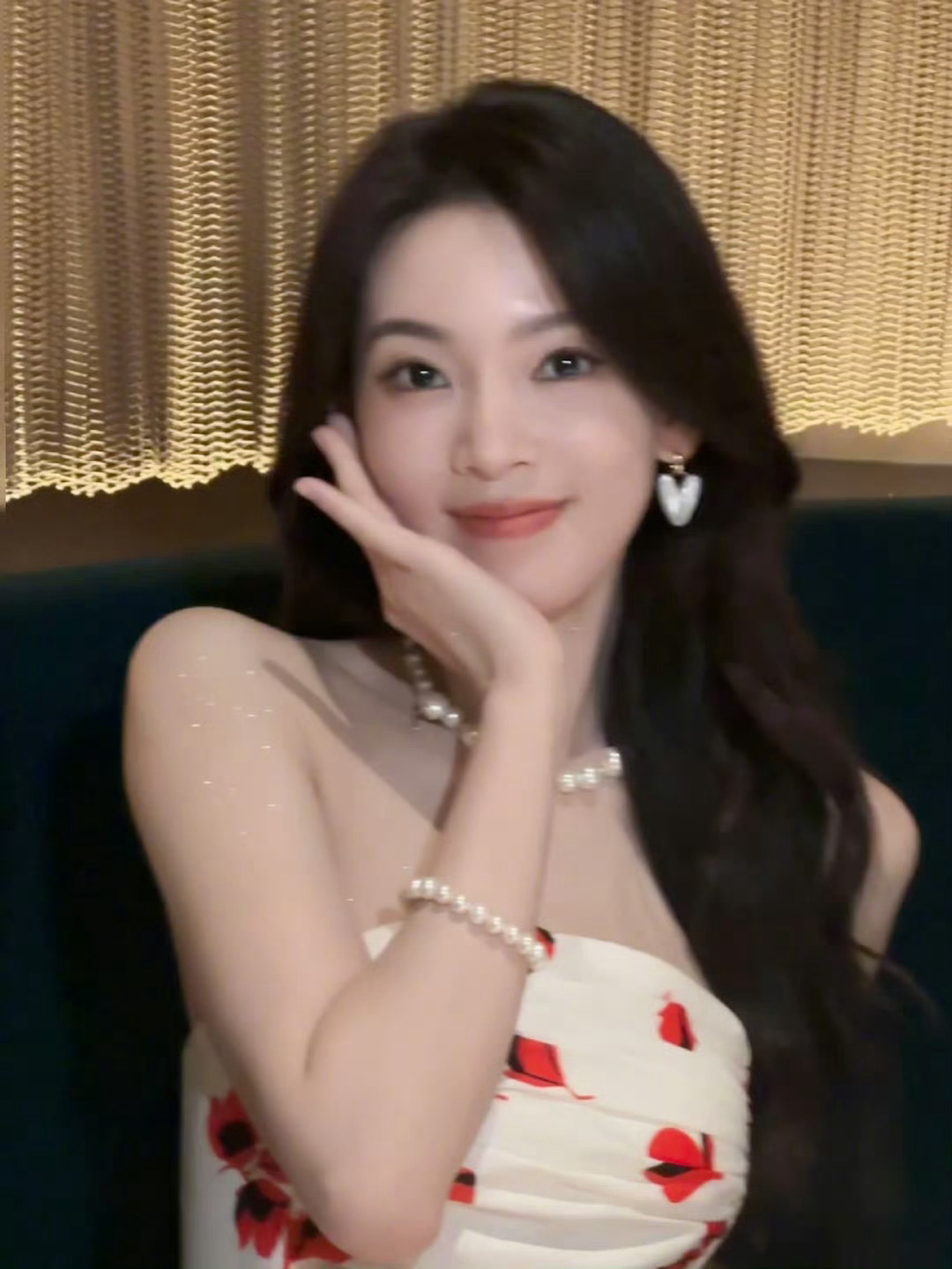 陈瑶随便一张都是美图[酷]！姐姐说九宫格发十张照片，买九送一是吗瑶瑶[思考][思