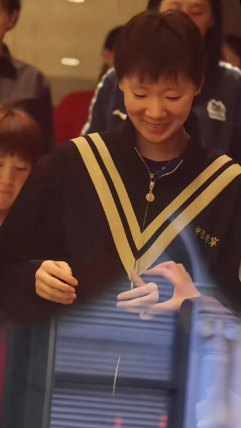 WTT新加坡大满贯，今晚与队友在新加坡环球影城参加球星晚宴的王曼昱，面带笑容，小