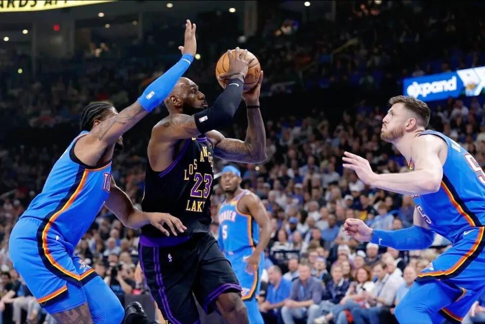 亚历山大同时代官方没有疯狂的造神啊，你看乔丹同时代有几个有荣誉的？消化想复刻乔丹