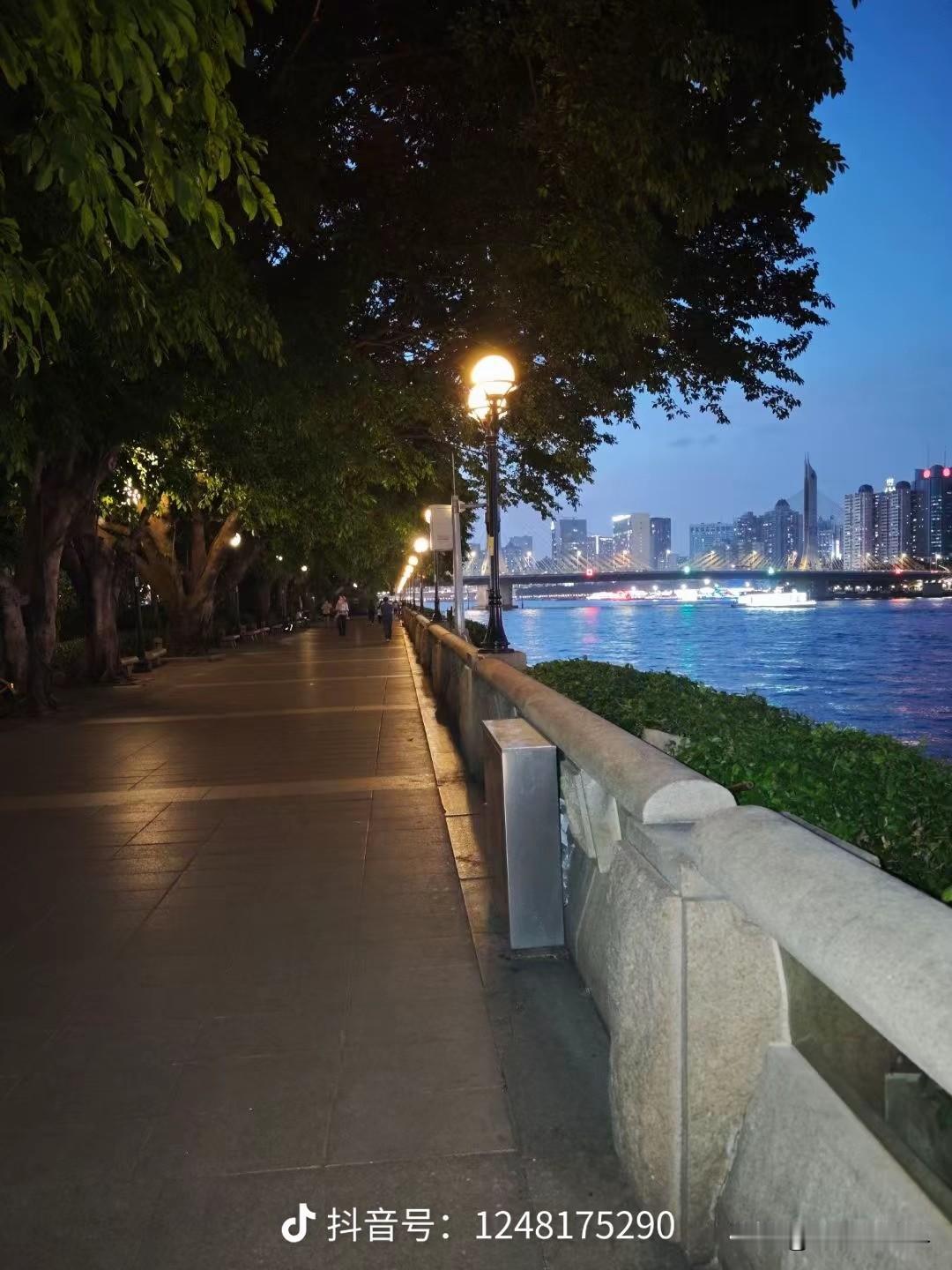 太辣眼睛了！也不知道怎么回事，广东广州的江边垃圾一堆。在广州聚龙湾太古里的江边，