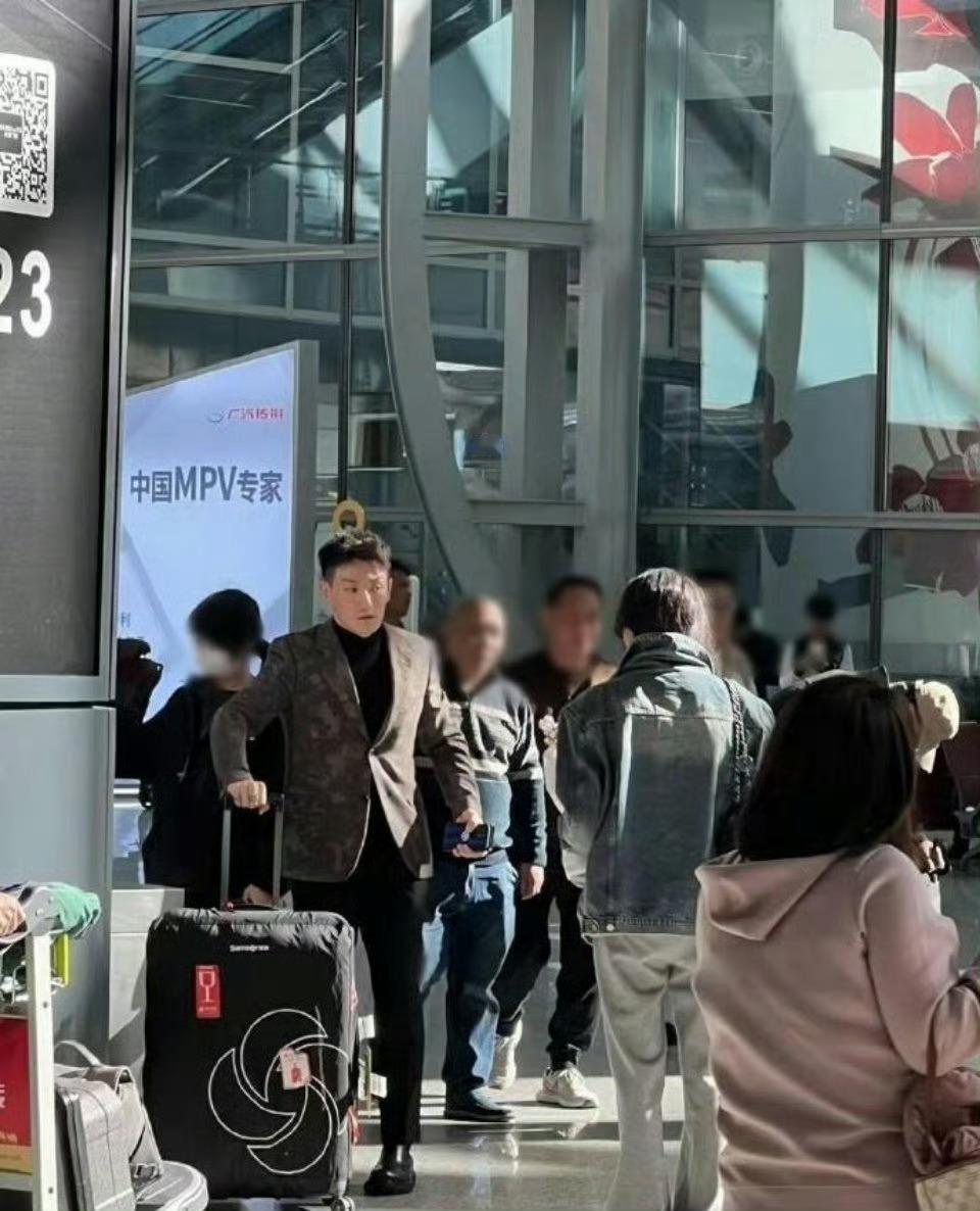 张馨予老公接机路人视角 网友晒出机场偶遇张馨予老公接机，好幸福啊 