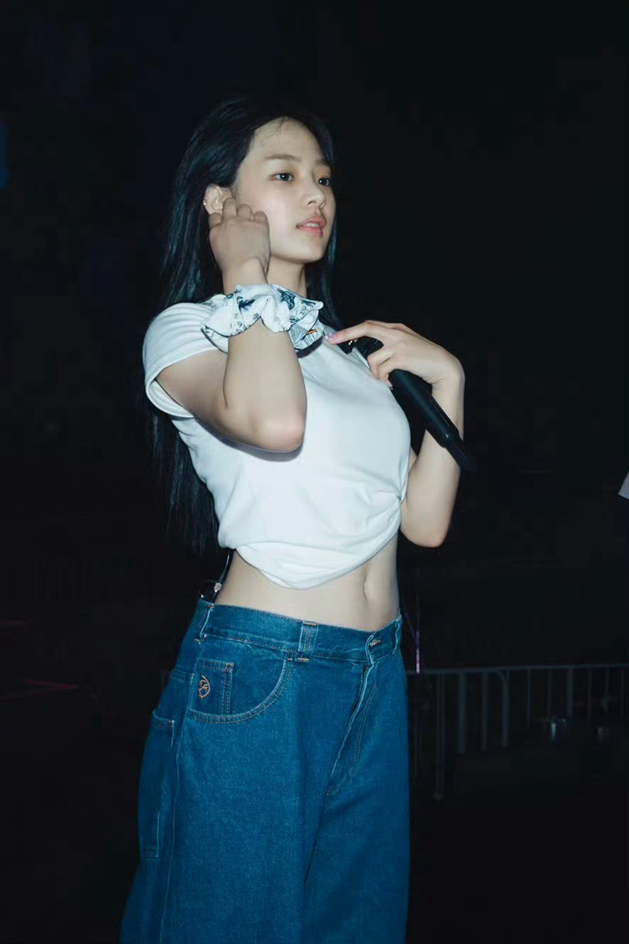 我心目中少女腰的正面和背面⚜️没有过度雕刻的痕迹 全是恰到好处的优质脂肪 ​​​
