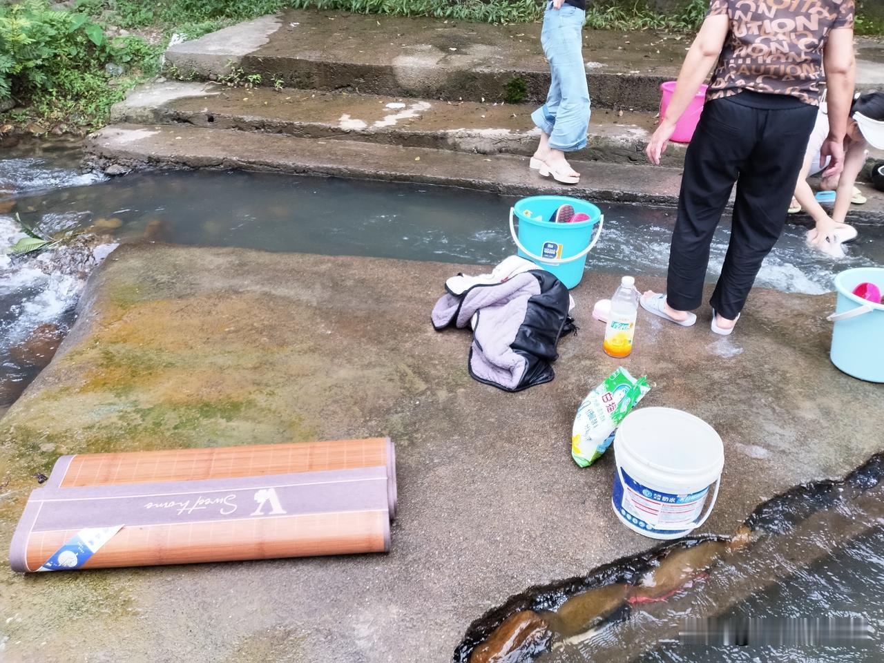 永州这几天闷热闷热，晚上睡觉前洗了澡，早晨起来再洗一次澡。否则，不舒服。
今天去