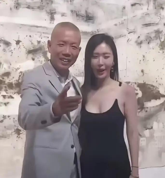 你以为她只是靠婚姻翻身？
十年时间，她把争议炼成了铠甲。
晒出健身照那刻，配文“