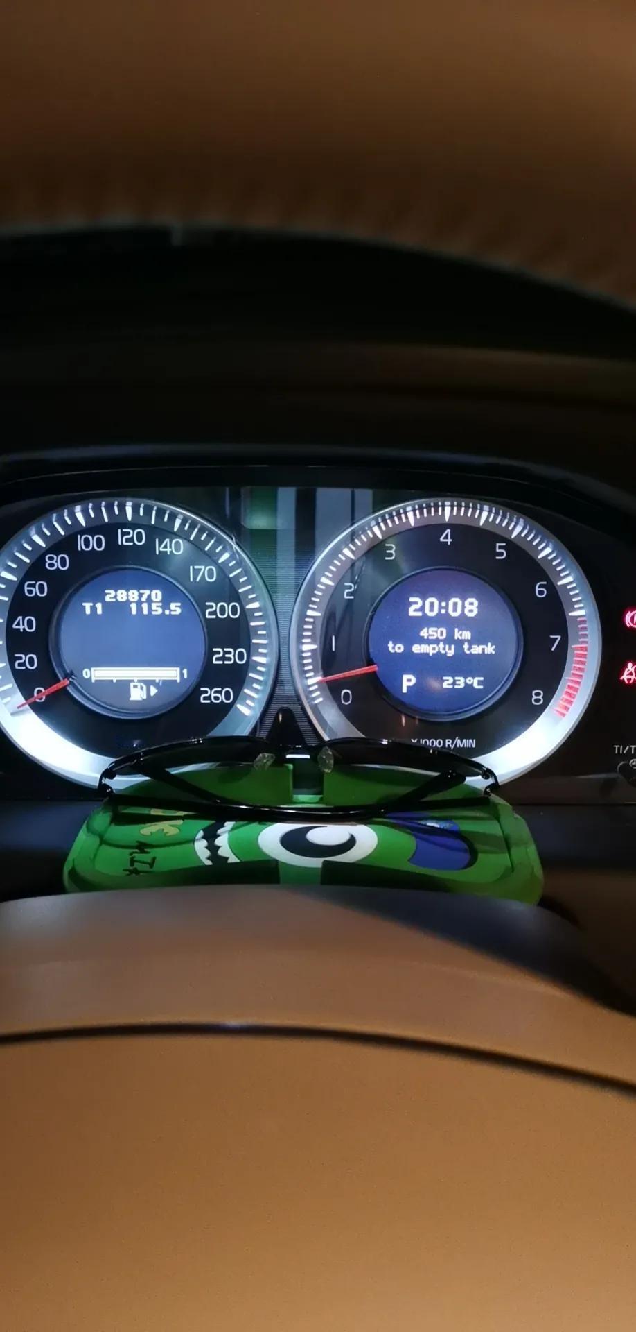 是在2011年购买的一台沃尔沃XC60 T6 AWD智雅版车型 。看中的是其时尚