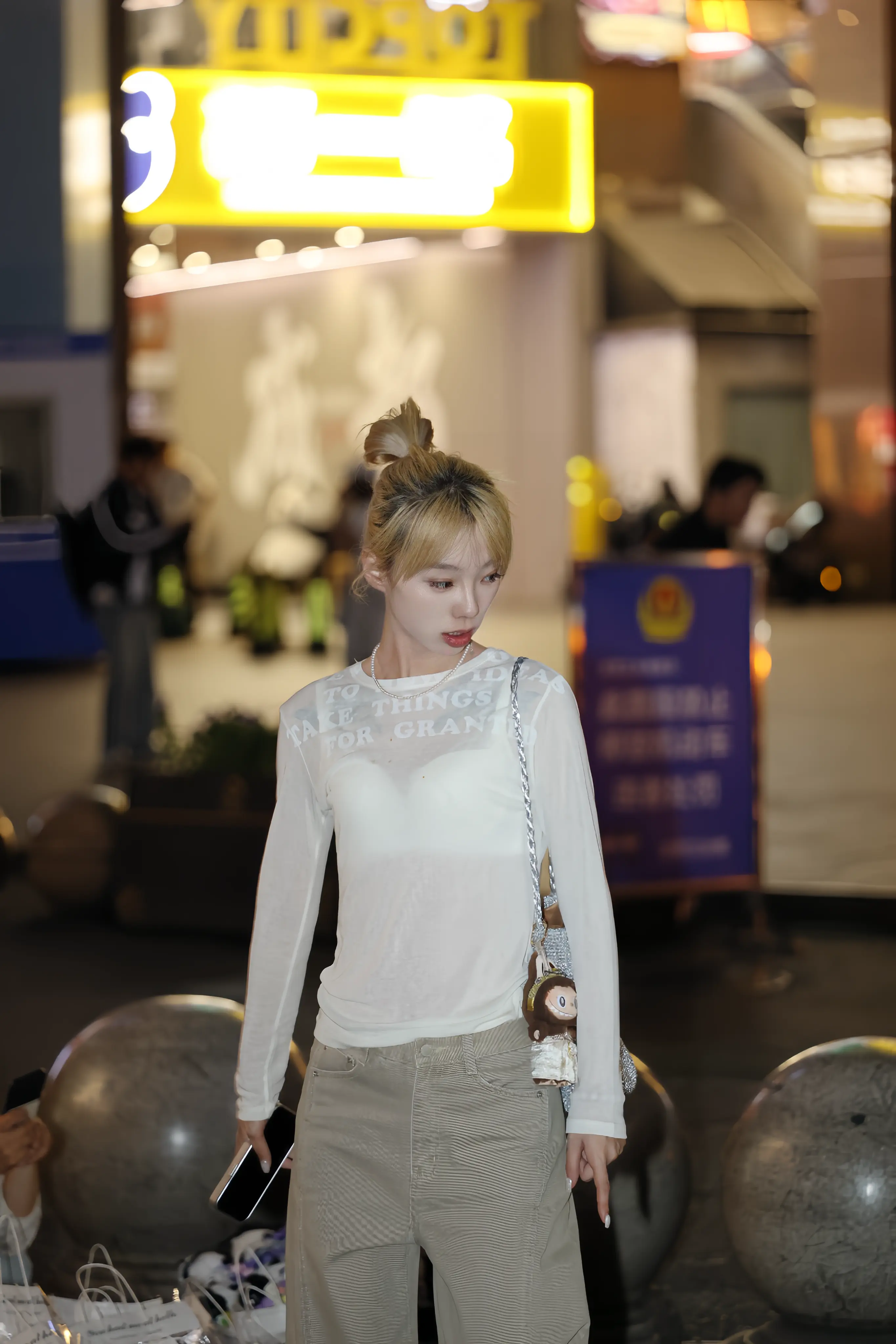 奔赴城市晚风，邂逅街头美好。夜晚的街头，灯火温柔亮起 *城市褪去白日的...