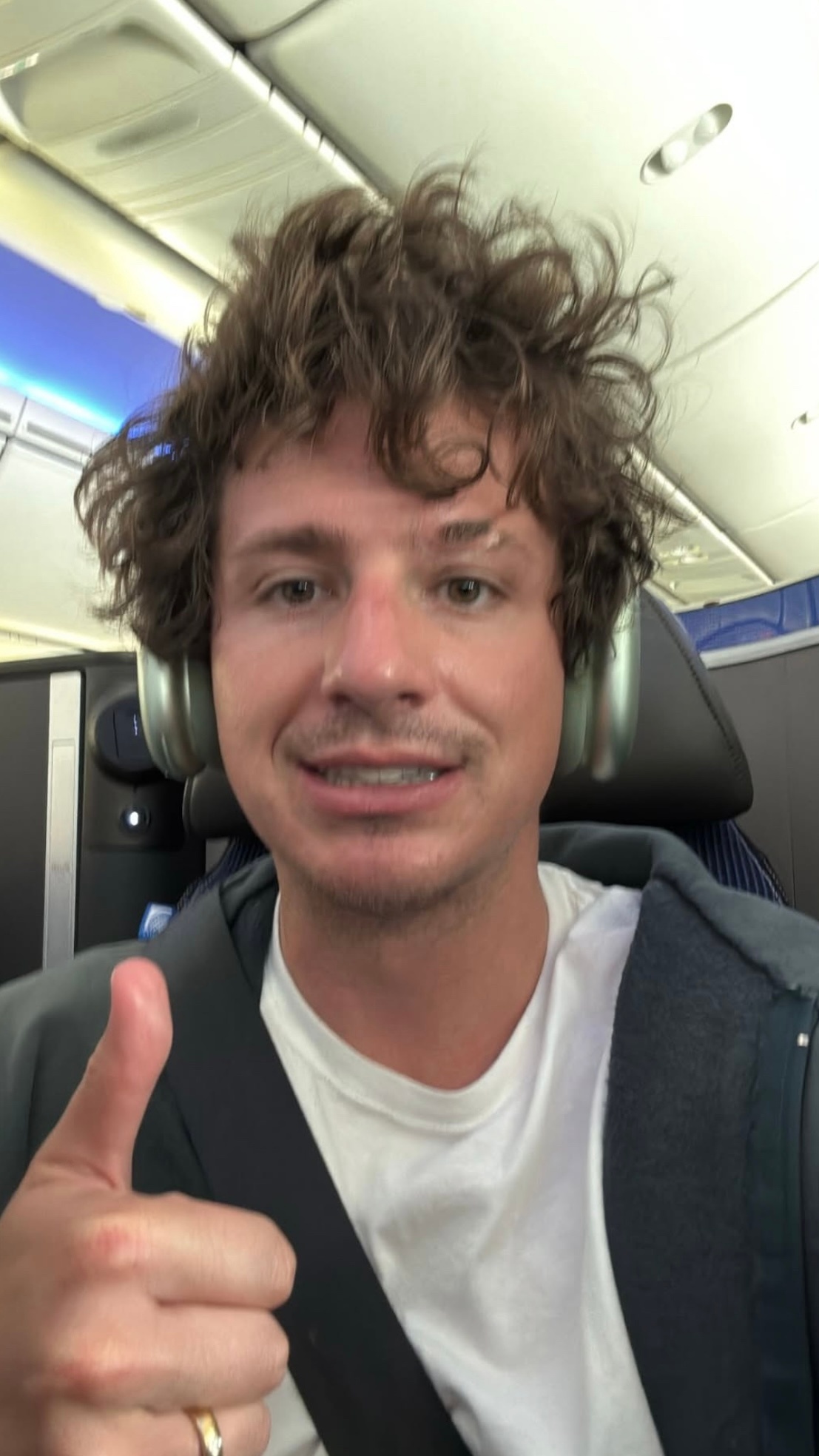断眉新自拍认不出断眉 断眉Charlie Puth在ins晒登机照快拍，不是，这