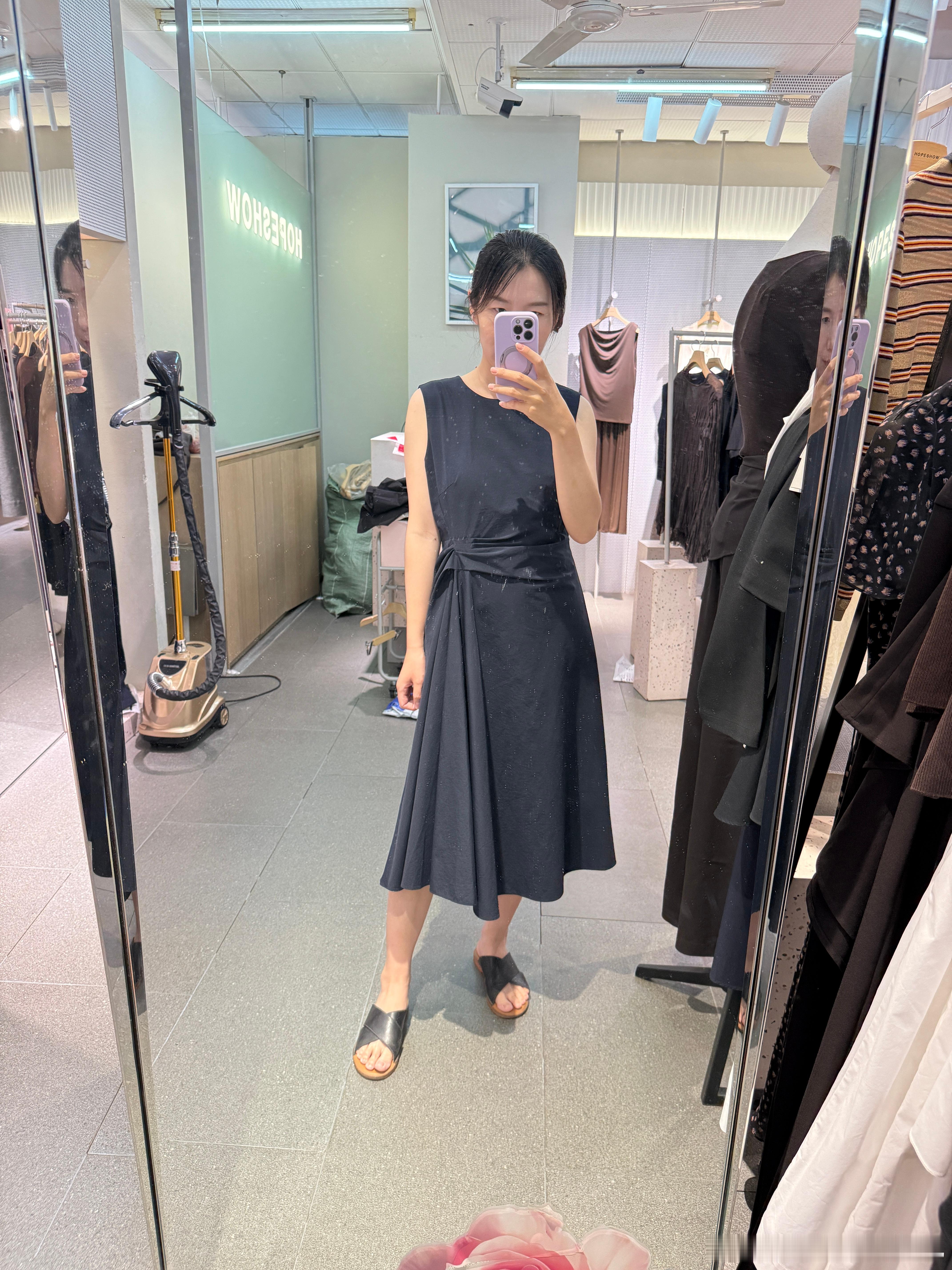 昨天买的新裙子👗今早上都穿上了，一看下雨了，又脱下来了明天不下雨了再穿。 