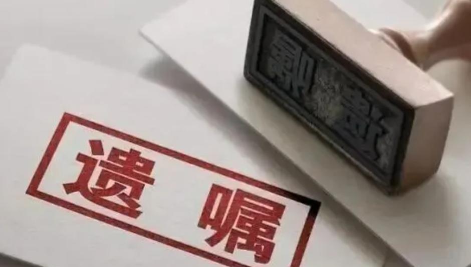 上海，一个男子与妻子离婚后，独自抚养10岁的大女儿。然而，大女儿大学毕业后选择了