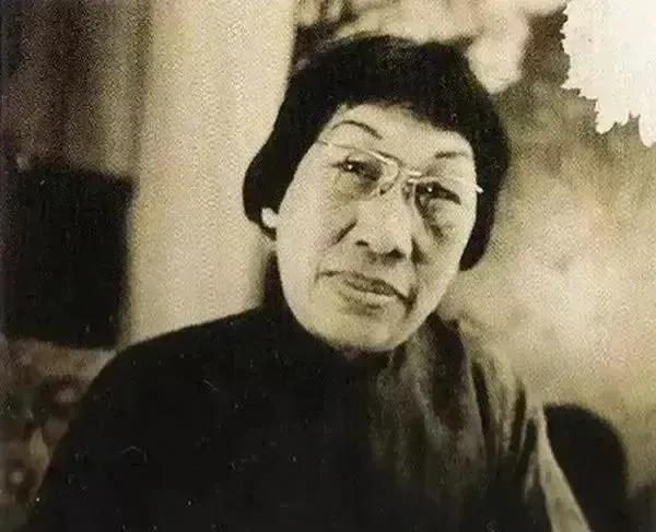 1908年，13岁潘玉良被舅舅卖到妓院，妓院老鸨嫌她狮鼻、口阔、厚嘴唇，实在是长