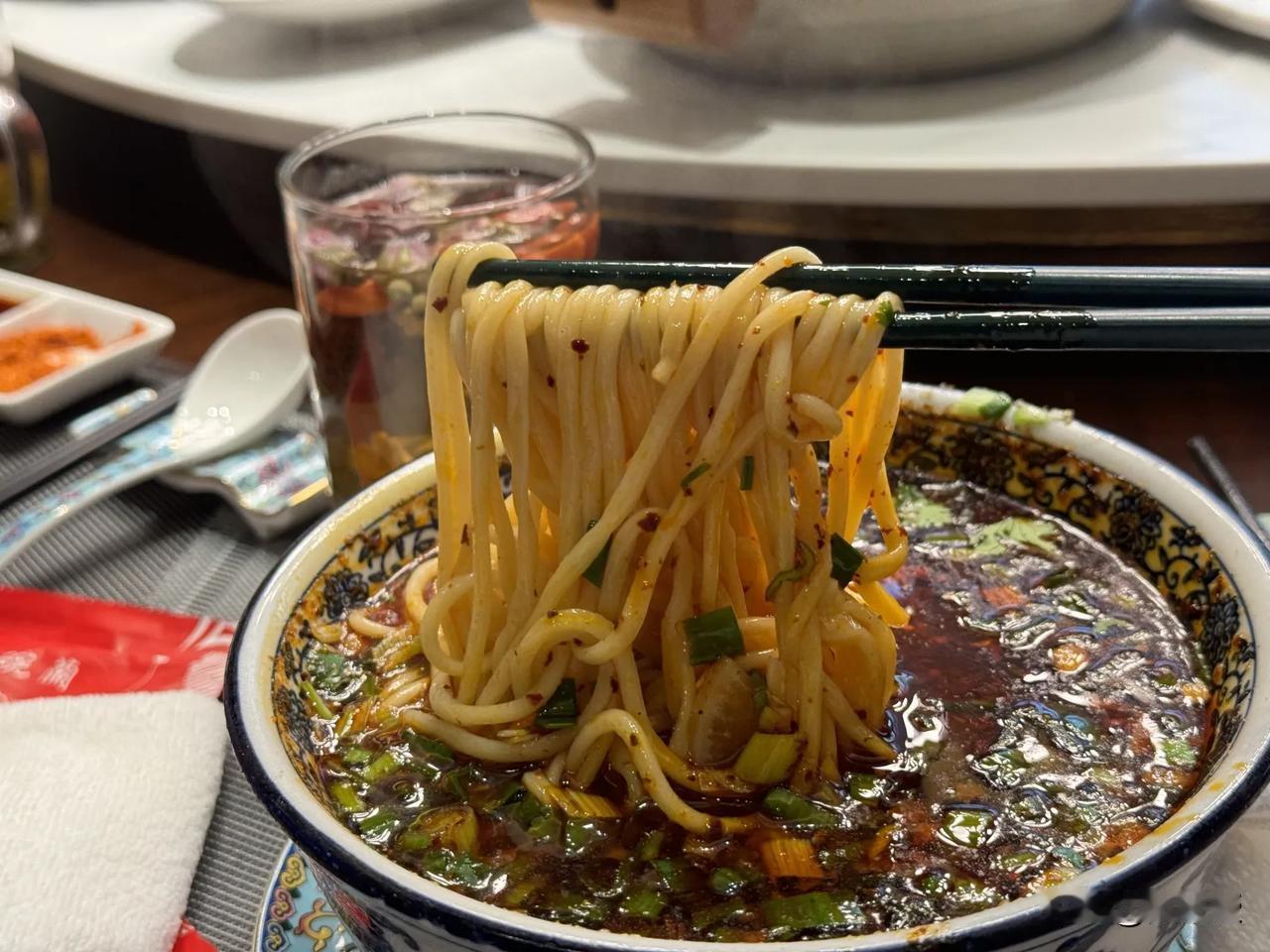 我这碗牛肉面
看着正宗吧？[耶][呲牙]
一碗兰牛肉面
#万千气象看甘肃#