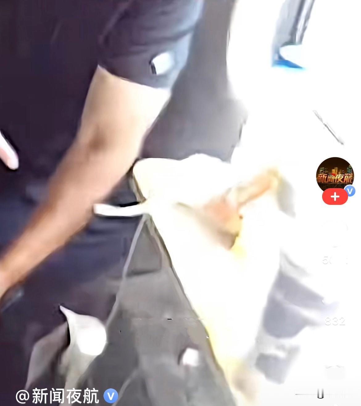 近日，一名女子坐火车出行，把自己价值一万多的新手机，放在车厢公共充电小桌上充电。