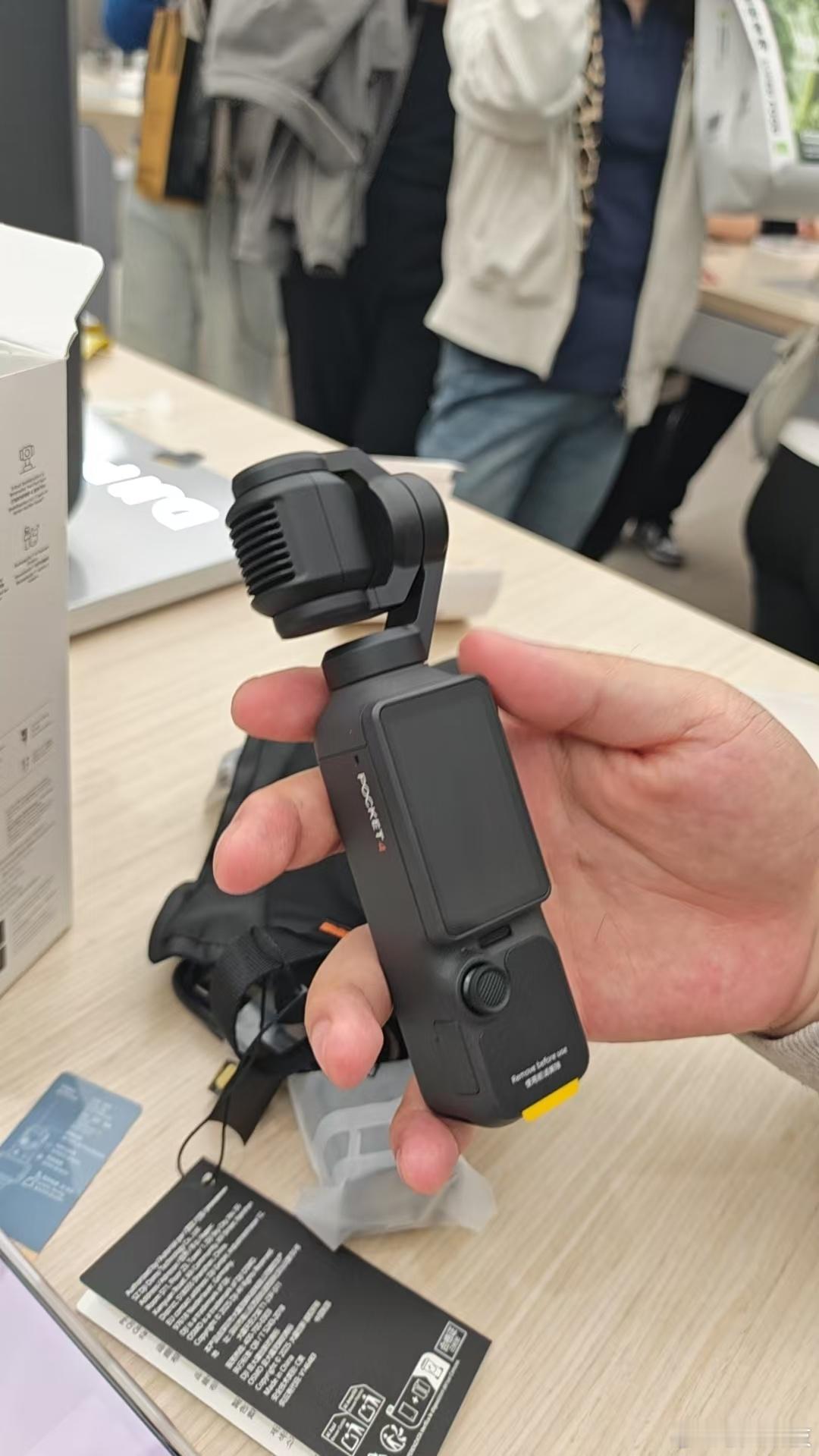 工作室小伙伴兵分两路，分别从武商梦时代店和武商MALL店各买了一台 Pocket