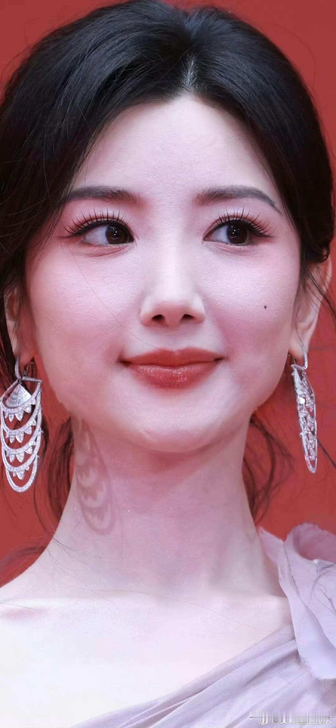 毛晓彤怼脸生图，妆容真的太吸睛了