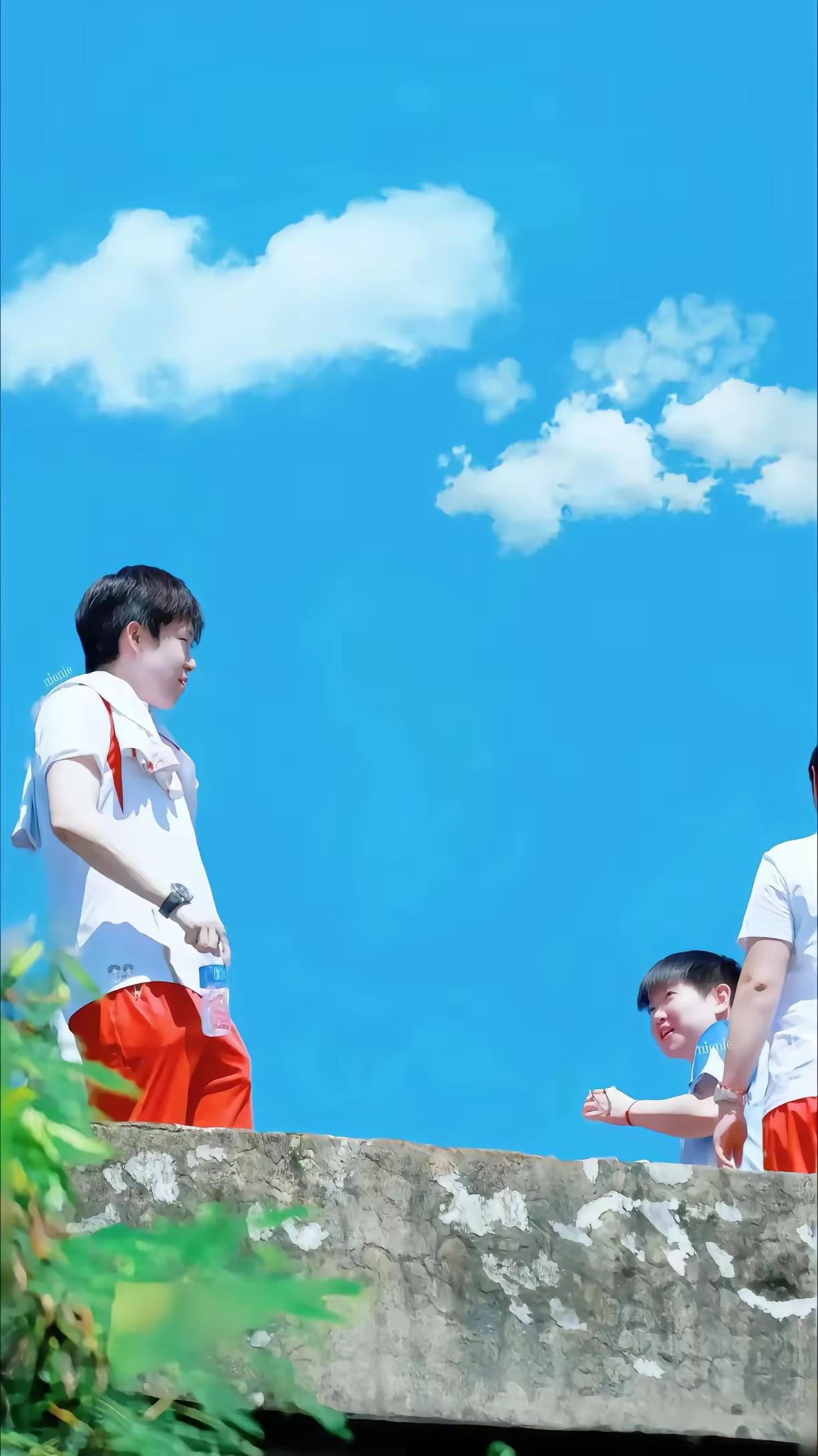 蓝天、白云、小鸟，人生之惬意，莫过于此也！以此为背景，莎头的出现，才成为点睛之笔