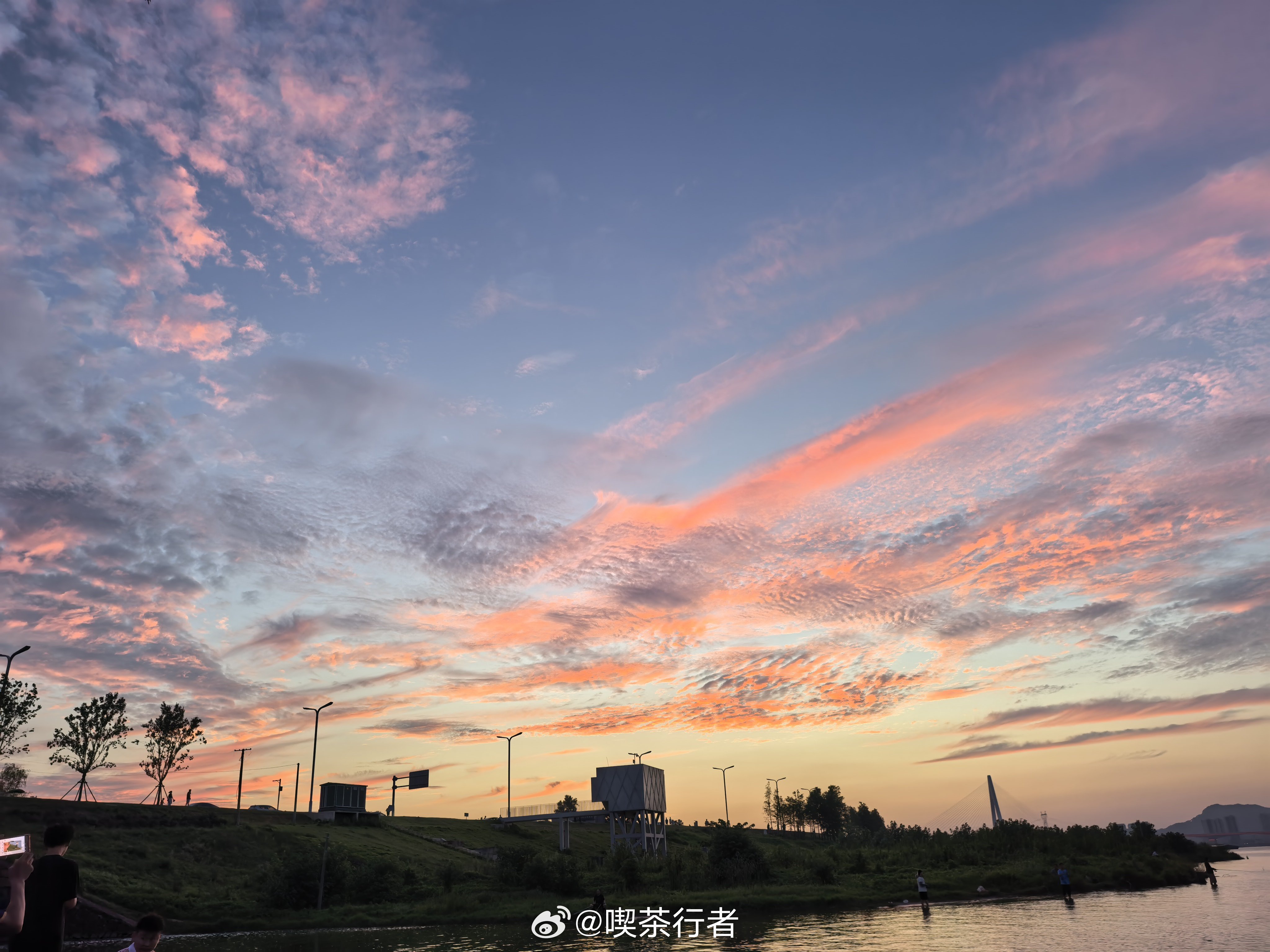 长沙最近的晚霞特别美啊，特别是望城区，这是湘江大泽湖段。 