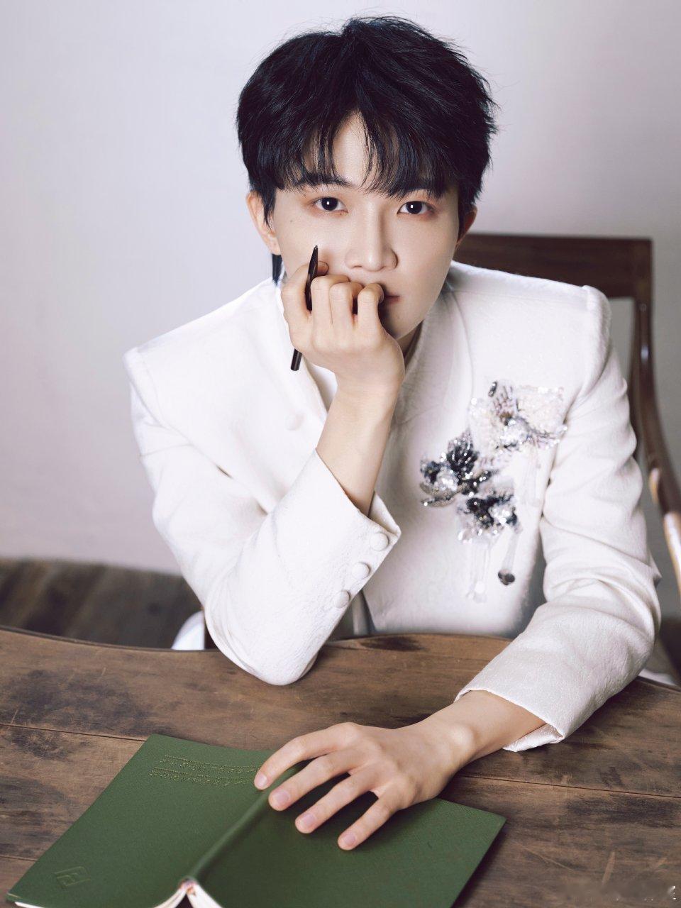 周深参加两个跨年晚会刘宇宁参加两个跨年晚会 最强“赶场王”诞生！一晚双台秀实力，