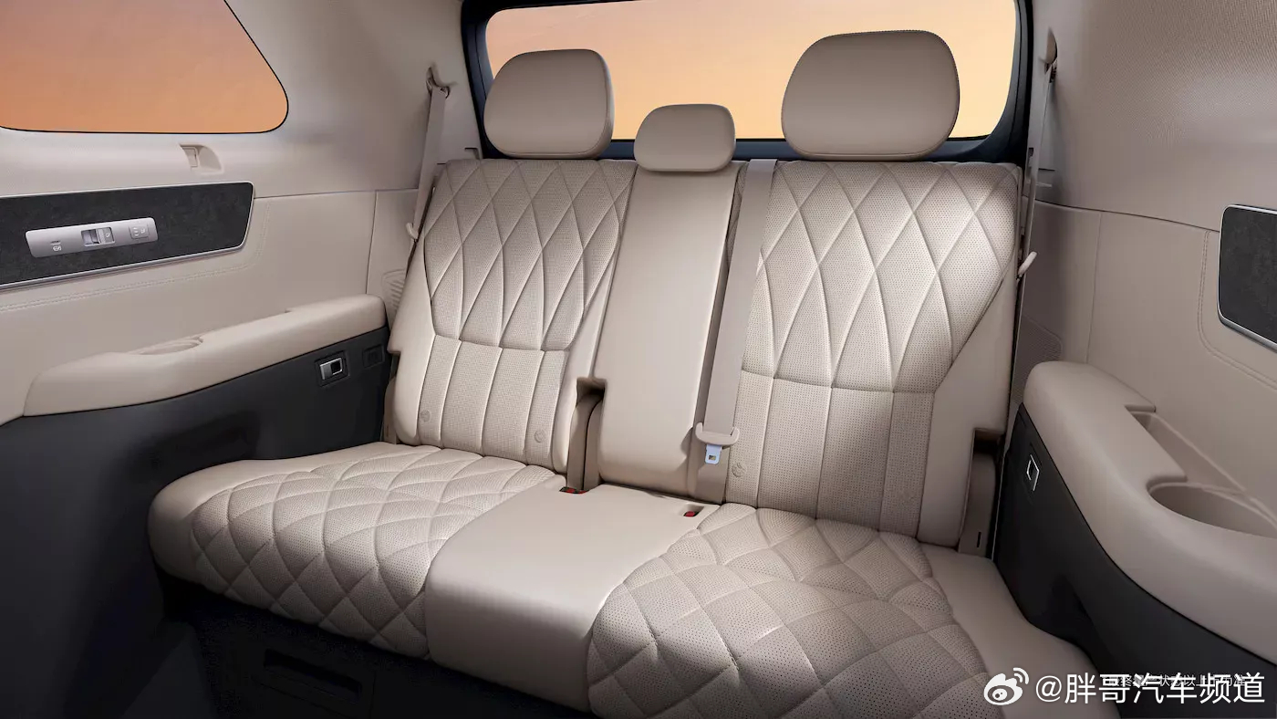 胖哥汽车频道 比亚迪王朝网旗舰车型大唐亮相。新车定位40万级别以上市场，搭载比亚