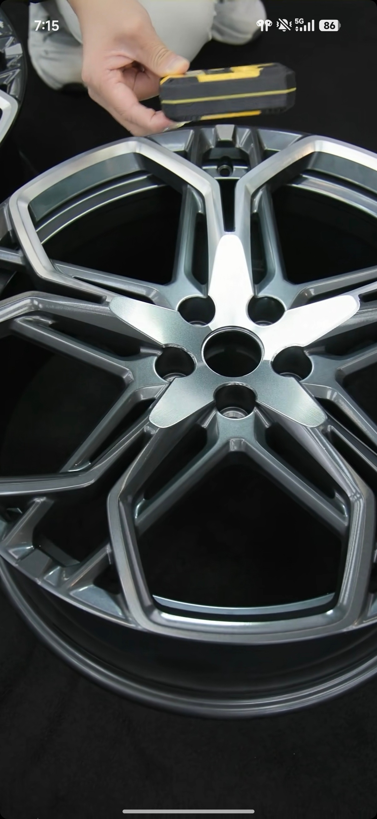 双层梅花锻造轮毂要经历多层的铳和铣，分哑光和亮面，精致感还是非常棒的