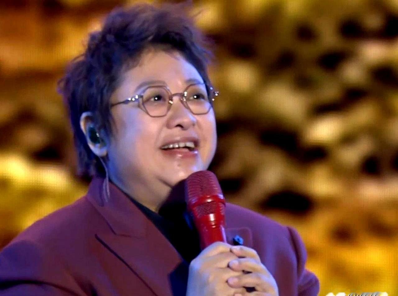有一幕选秀我到现在还记得：一位知名导师当场来句“把歌给我，我能把它唱红”。
台上