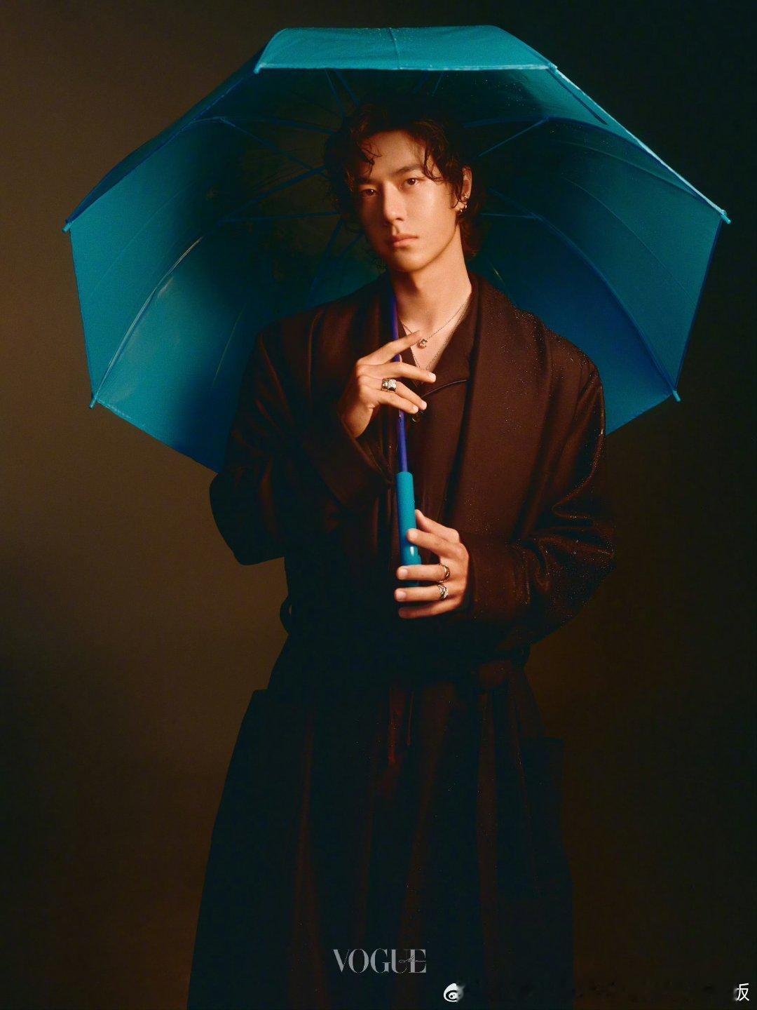 VOGUEMAN王一博八月刊封面感受博帝这棱角，下颌线和面部折叠度王一博的手部特