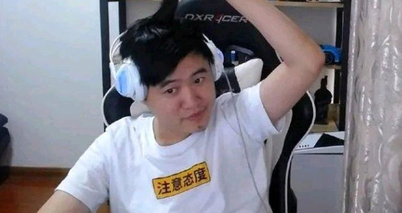扑朔迷离了! 霸哥回应争议，我不配让LOL保我在最近的直播中，霸哥还是一直否认自