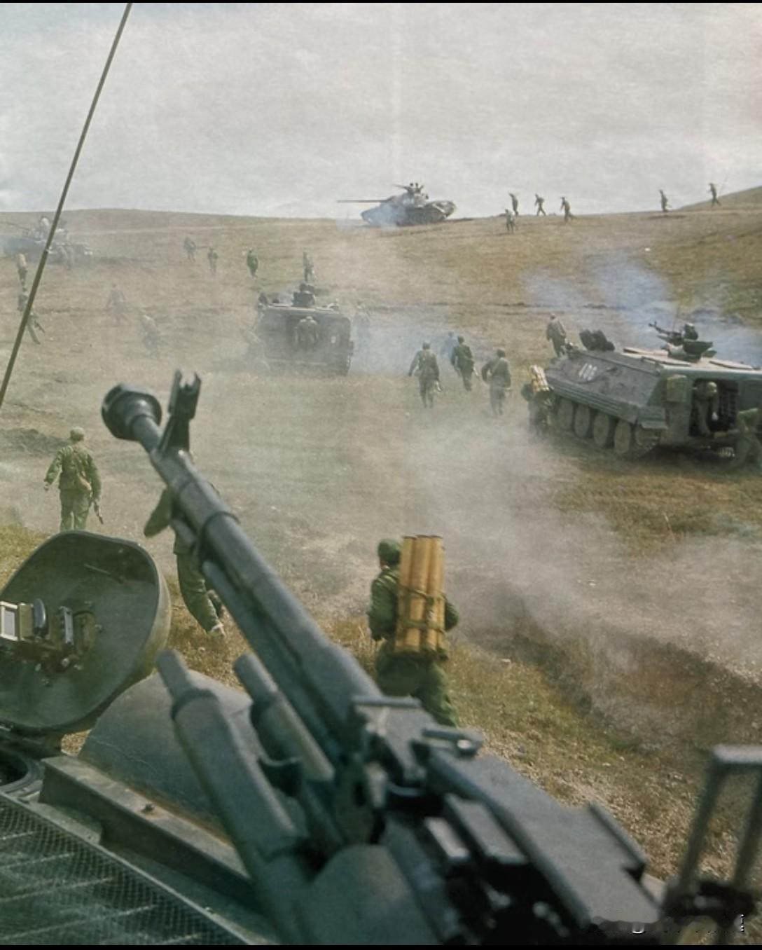 从“骡马化”向“机械化”，这也就是从老大哥那里学了第一套。后面长期都是龟缩战略，