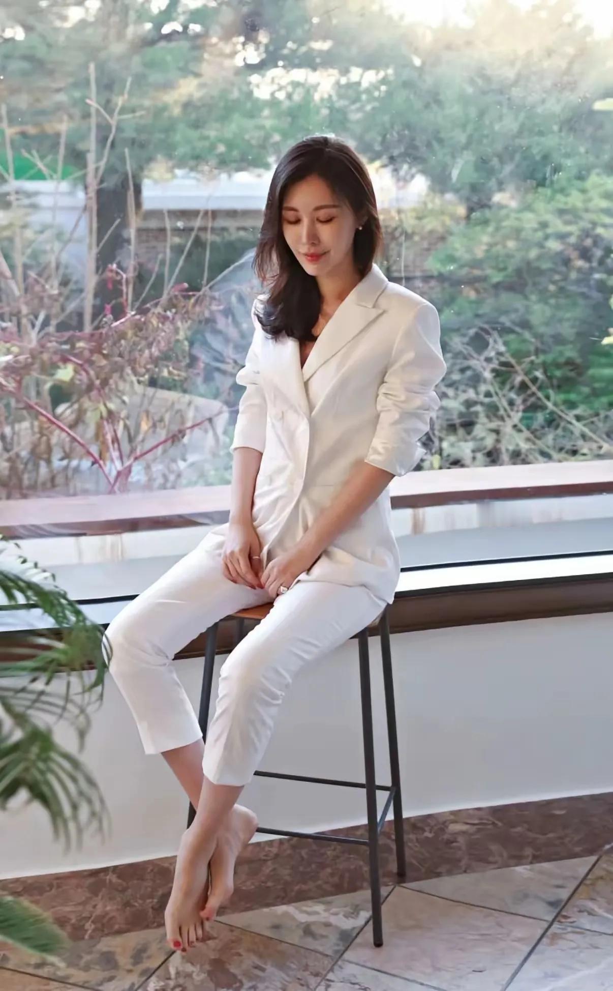 田朴珺还在大谈特谈银盘递WiFi密码的仪式感，99万学费的贵族速成班办得火热，老