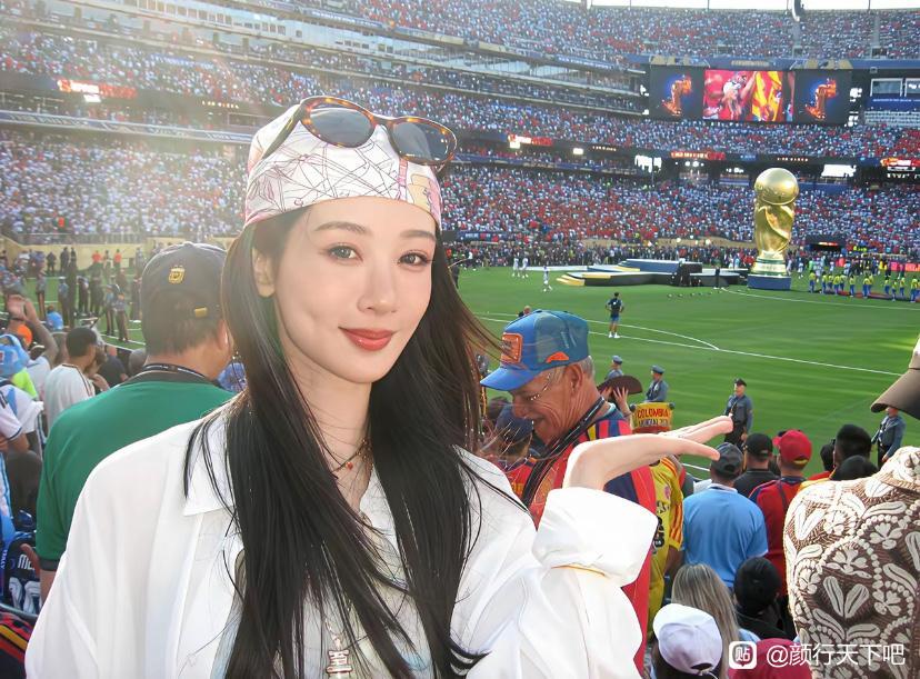 杨紫这是有高人指点吧！杨紫现在的妆造好美呀，很适合她，多巴胺头巾，配个墨镜，脸上