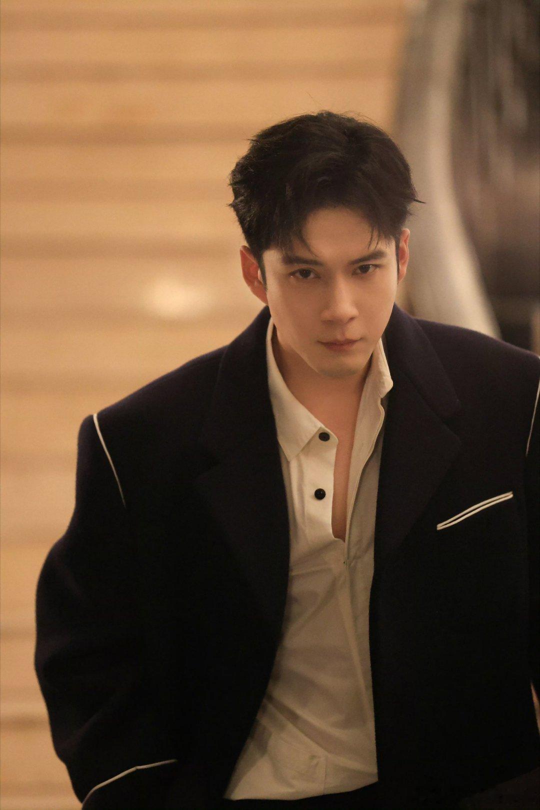 这是我宝宝，此男领口那几颗扣子敞着啥意思吧！🥺 