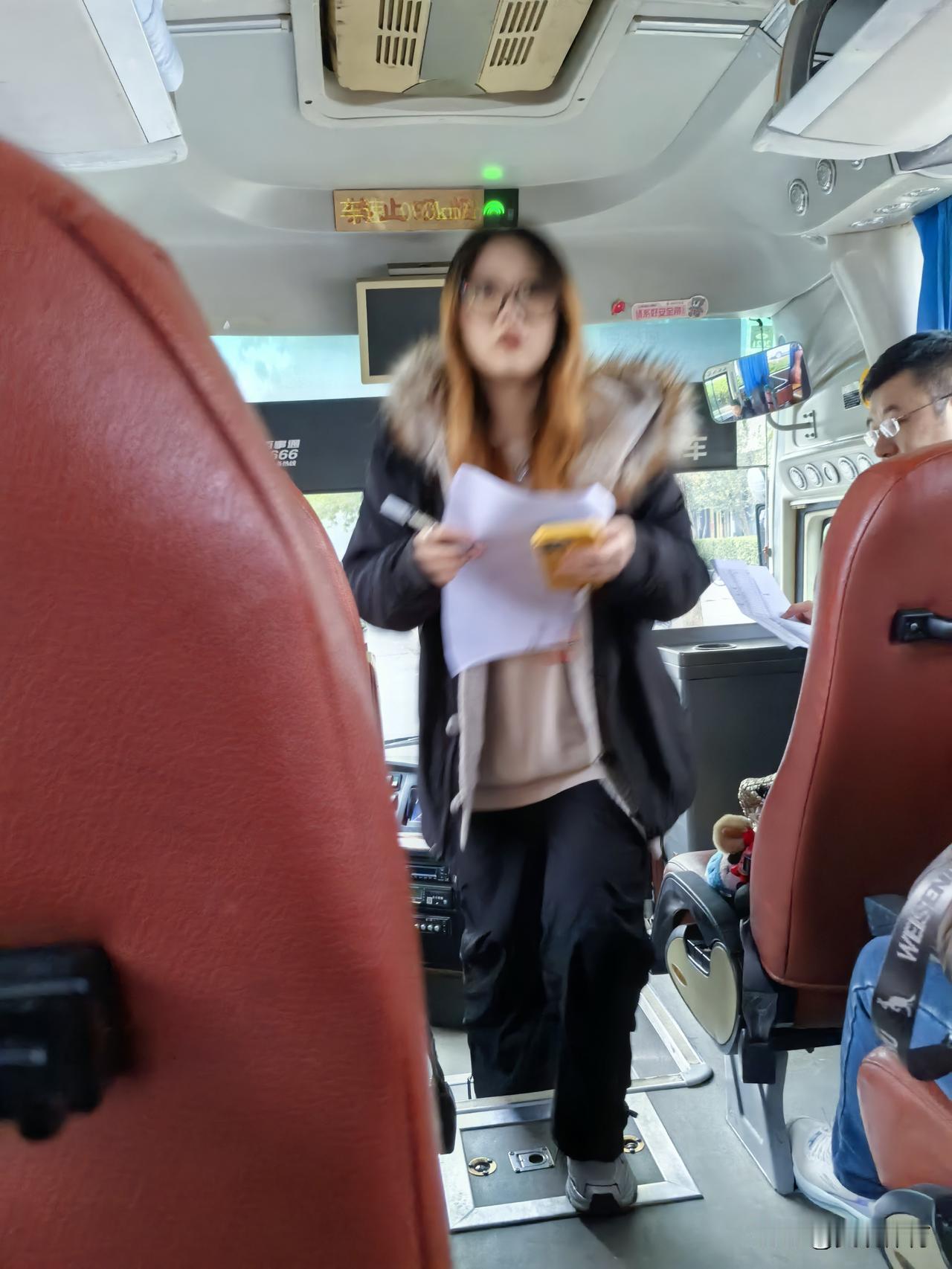 五十座的车厢里座无虚席，都是银发乘客，目的地北京周边休闲地。清点人数的小姑凉浓妆
